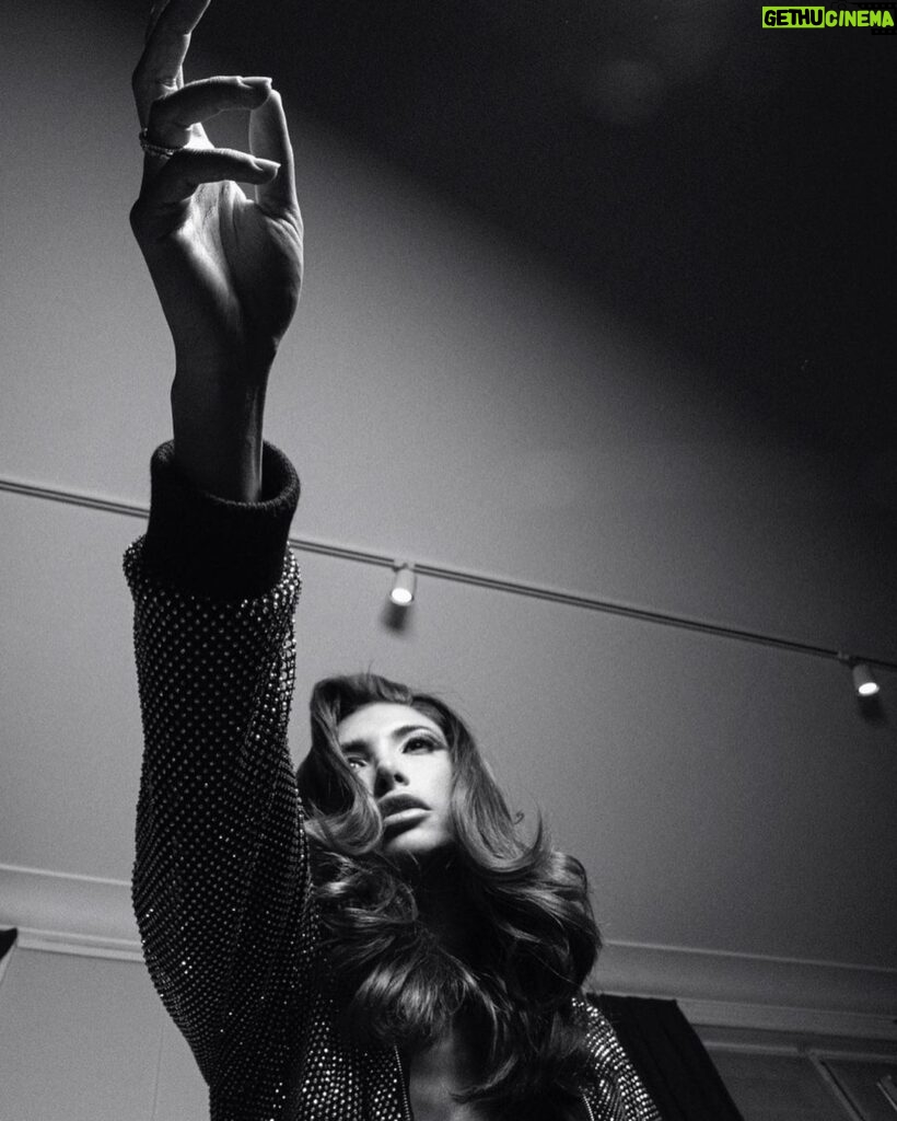 Mélanie Dedigama Instagram - Le week-end était cool 😎✌🏽 . Photo @stefanierenoma Beauty @dorianjollet Styling @renomaparisofficiel Editing @raphael_say . #shooting #beauty #maurice #paris #sexy #photographer Renoma Paris