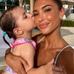 Mélanie Dedigama Instagram – C’est l’amour à la plage avec Shakiki 🩵 🐚 

.

Comment se passent vos vacances ☀️ ? 

.

#somuchlove #mybabygirl #familytime