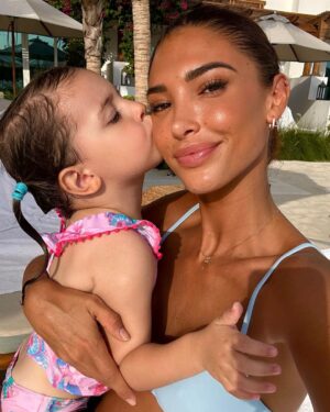 Mélanie Dedigama Instagram - C’est l’amour à la plage avec Shakiki 🩵 🐚 

.

Comment se passent vos vacances ☀️ ? 

.

#somuchlove #mybabygirl #familytime