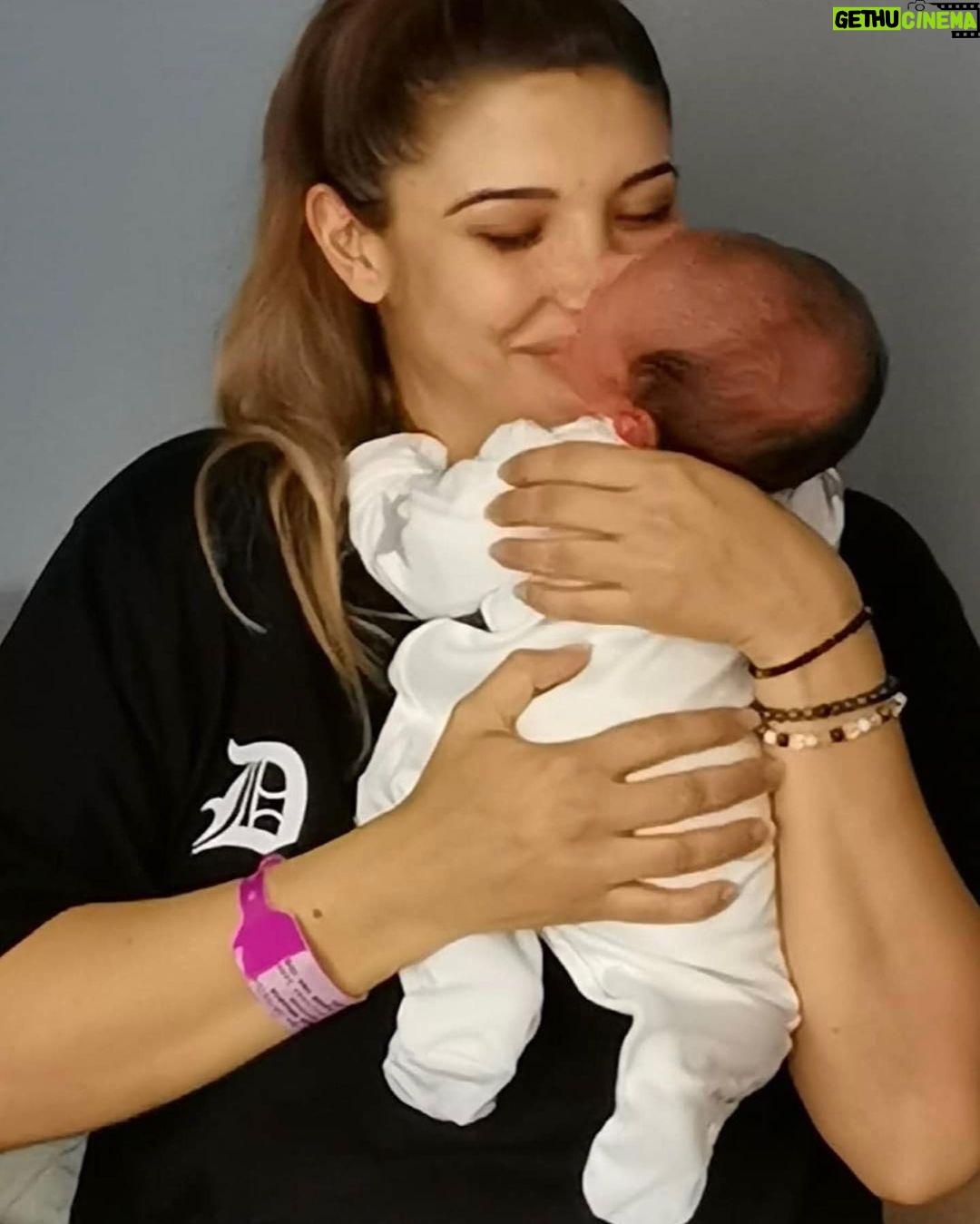 Mélanie Dedigama - 128.5K Likes - Transformation physique...
.
Je voulais juste vous montrer une réalité que bcp ont vécu, vivent ou vivront ...
La première photo est une photo que j’ai prise aujourd’hui et la dernière date d’un mois avant ma grossesse.
.
Je m’attendais à ce que mon corps change, mais de la à prendre plus de 35 kg absolument pas ( j ai arrêté de me peser 2 semaines avant l’accouchement 😅 ) !je pensais également que je réussirai à tout perdre très facilement étant donné que la morphologie joue énormément ...
.
Une fois enceinte j’ai très vite compris que mon corps ne fonctionnait plus de la même façon, tout s’est inversé et mon corps c’est mis à tout stocker.
.
Étant incapable de me contenir et de me contrôler au niveau de la nourriture ...
Il a été très dur pour moi , une fois avoir accouché de m’accepter telle que j’étais devenue ...
.
un ventre couper en 2, tout moue, flasque ma peau distendue,
Des seins énormes qui ont éclaté à la première montée de lait...
.
Aujourd’hui je fais 59 kg et avant ma grossesse j’en faisait 49 pour 1m75.
.
Je veux simplement être bien dans mon corps et dans ma tête voilà mon réel objectif ! c’est bien ça le principale croyez moi !
Qu’on soit petit, grand gros, maigre, mince obèse peu importe du moment que vous vous aimez et que vous vous acceptez telle que vous êtes c’est ça le principal !!
.
Je ne sais pas si ce poste est vraiment utile mais voilà je souhaitais simplement partager cela avec vous qui avez suivit ma grossesse, mon changement physique mon évolution et qui êtes là quotidiennement ❤️
.
#transformation #body #justdoit #bodypositivity #change #thinkpositive 🙏🏽❤️