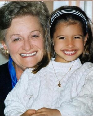 Mélanie Dedigama Instagram - Joyeux anniversaire ma petite Mamie 🥹♥️

.

Toi que j’aime de tout mon cœur de toute mon âme 🤲🏽 merci d’être la meilleure mamie du monde, ma plus fidèle confidente depuis toujours. 

.

Tu es là plus merveilleuse des personnes que j’ai pu rencontrer un jour dans ma vie je t’aimeeee infiniment et pour l’éternité ♾️ 

.

Merci d’être toi et d’avoir toujours été la pour moi je t’en suis reconnaissante à jamais 🙌🏽♥️ 

.

#family #truelove #youandme