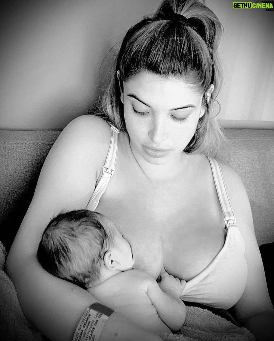 Mélanie Dedigama - 128.5K Likes - Transformation physique...
.
Je voulais juste vous montrer une réalité que bcp ont vécu, vivent ou vivront ...
La première photo est une photo que j’ai prise aujourd’hui et la dernière date d’un mois avant ma grossesse.
.
Je m’attendais à ce que mon corps change, mais de la à prendre plus de 35 kg absolument pas ( j ai arrêté de me peser 2 semaines avant l’accouchement 😅 ) !je pensais également que je réussirai à tout perdre très facilement étant donné que la morphologie joue énormément ...
.
Une fois enceinte j’ai très vite compris que mon corps ne fonctionnait plus de la même façon, tout s’est inversé et mon corps c’est mis à tout stocker.
.
Étant incapable de me contenir et de me contrôler au niveau de la nourriture ...
Il a été très dur pour moi , une fois avoir accouché de m’accepter telle que j’étais devenue ...
.
un ventre couper en 2, tout moue, flasque ma peau distendue,
Des seins énormes qui ont éclaté à la première montée de lait...
.
Aujourd’hui je fais 59 kg et avant ma grossesse j’en faisait 49 pour 1m75.
.
Je veux simplement être bien dans mon corps et dans ma tête voilà mon réel objectif ! c’est bien ça le principale croyez moi !
Qu’on soit petit, grand gros, maigre, mince obèse peu importe du moment que vous vous aimez et que vous vous acceptez telle que vous êtes c’est ça le principal !!
.
Je ne sais pas si ce poste est vraiment utile mais voilà je souhaitais simplement partager cela avec vous qui avez suivit ma grossesse, mon changement physique mon évolution et qui êtes là quotidiennement ❤️
.
#transformation #body #justdoit #bodypositivity #change #thinkpositive 🙏🏽❤️
