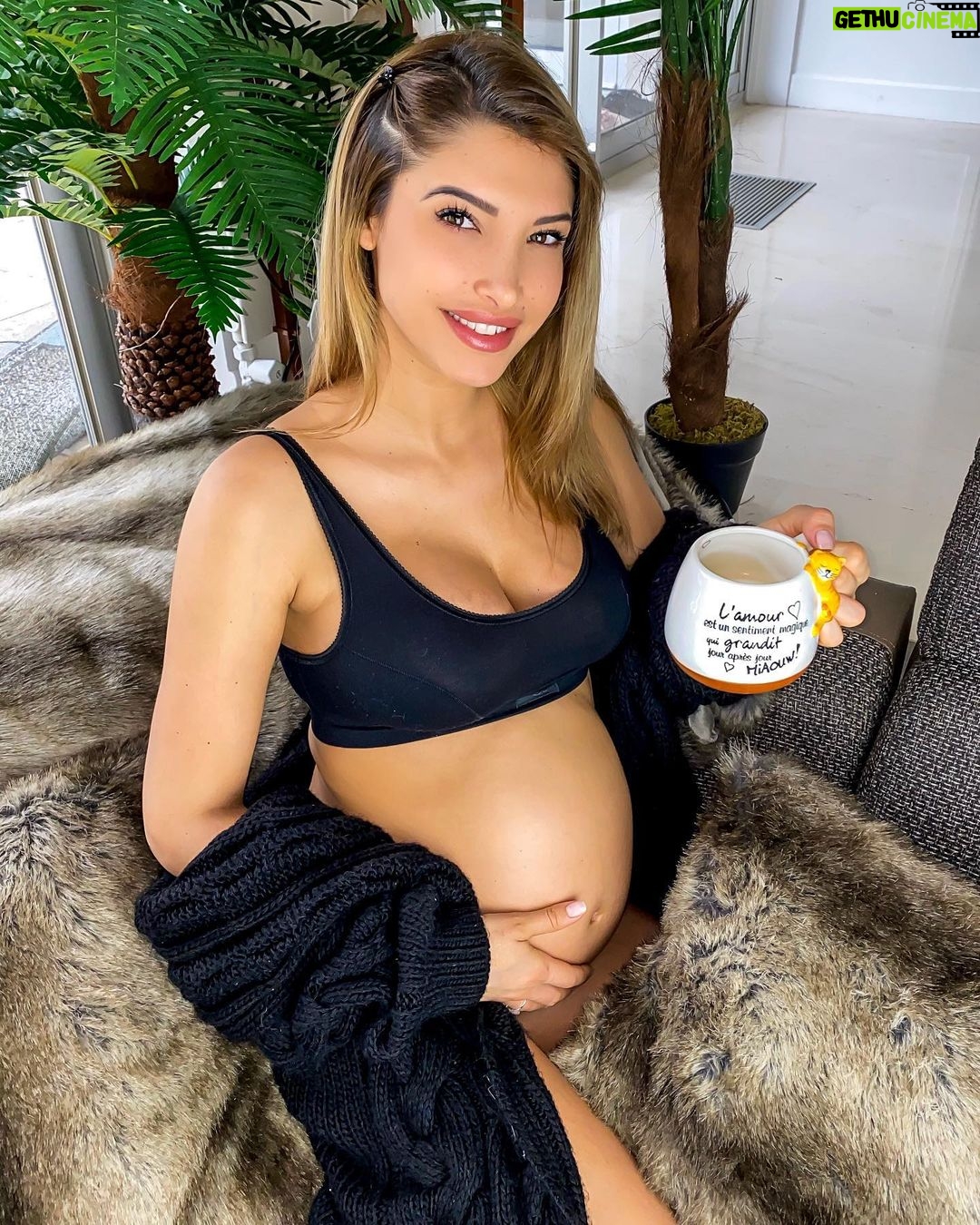 Mélanie Dedigama - 123.7K Likes - L’Amour est un sentiment magique qui grandit jour après jour ... 👶🏻❤️ .
#sundayvibes #sunday #mood #pregnant #pregnantbelly #loveyou