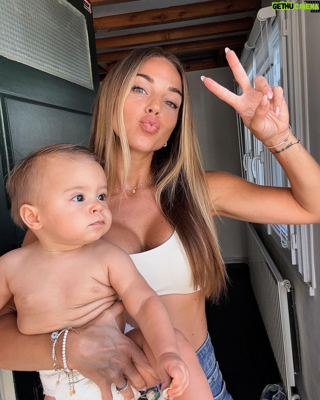 Maddy Burciaga Instagram - Après un Eté incroyable il est temps pour nous de rentrer ✈️🇦🇪🏠 Pour l’occasion j’ai décidé de faire gagner : 🎁 UN VOYAGE à DUBAI pour 2 personnes ⭐️ 5 nuits dans un hôtel 5* 🍴 Petit Dejeuner inclus 🎉 Félicitation @cloe_sm_ ❤️ Pour participer il suffit d’etre abonné à ma page et suivre @mesvacancesadubai qui va s’occuper de tout pour vous 🙏🏼 Taguer la personne de ton choix en commentaire et repartager le concours en story pour encore plus de chance lors du tirage au sort 🍀 Résultat le 27 septembre en story a 20h 🕦 Voyage valable 1 an hors dates suivantes ( 15 décembre au 10 janvier ) Bonne chance à tous ❤️ #publicité
