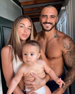 Maddy Burciaga Instagram - Après un Eté incroyable il est temps pour nous de rentrer ✈️🇦🇪🏠 Pour l’occasion j’ai décidé de faire gagner : 🎁 UN VOYAGE à DUBAI pour 2 personnes ⭐️ 5 nuits dans un hôtel 5* 🍴 Petit Dejeuner inclus 🎉 Félicitation @cloe_sm_ ❤️ Pour participer il suffit d’etre abonné à ma page et suivre @mesvacancesadubai qui va s’occuper de tout pour vous 🙏🏼 Taguer la personne de ton choix en commentaire et repartager le concours en story pour encore plus de chance lors du tirage au sort 🍀 Résultat le 27 septembre en story a 20h 🕦 Voyage valable 1 an hors dates suivantes ( 15 décembre au 10 janvier ) Bonne chance à tous ❤️ #publicité