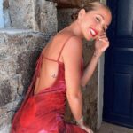 Maddy Burciaga Instagram - 💃🏼 Ma robe vient de chez @sheinfrance_ Reference : 15540483 #FirstDayVibes #backtoschool La collection pour la rentrée est arrivée foncez !! Avec le code 23MADDY vous avez -15% à partir de 29 d’achats ou -20% des 69 d’achats ❤️ #SHEINpartner
