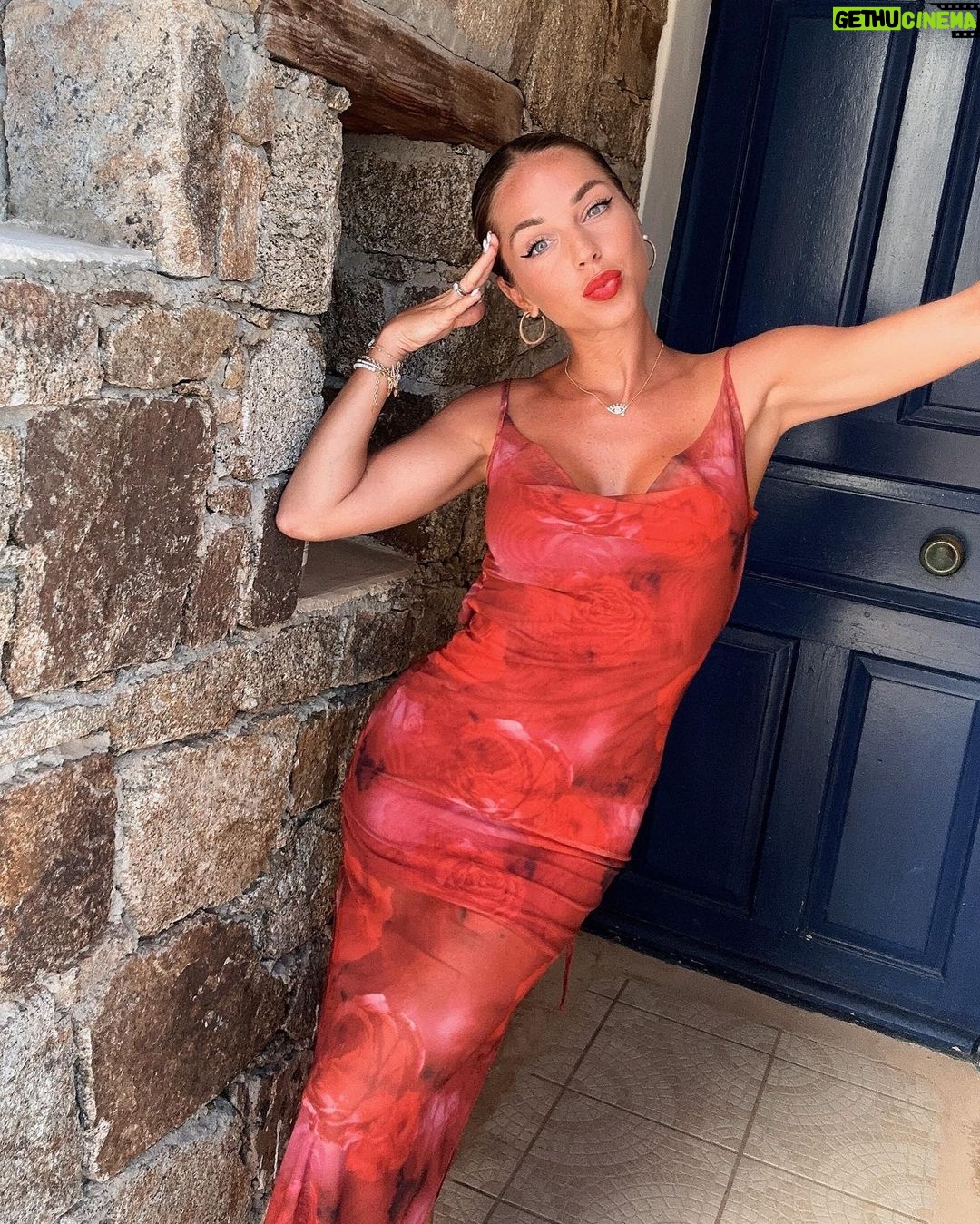 Maddy Burciaga Instagram - đđŒ Ma robe vient de chez @sheinfrance_ Reference : 15540483 #FirstDayVibes #backtoschool La collection pour la rentrĂ©e est arrivĂ©e foncez !! Avec le code 23MADDY vous avez -15% Ă partir de 29 dâachats ou -20% des 69 dâachats â€ïž #SHEINpartner