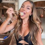 Maddy Burciaga Instagram - Moi qui me maquille pas souvent au quotidien, la je me suis fais plaisir ✨😂🙊 Kalua Mykonos Paraga