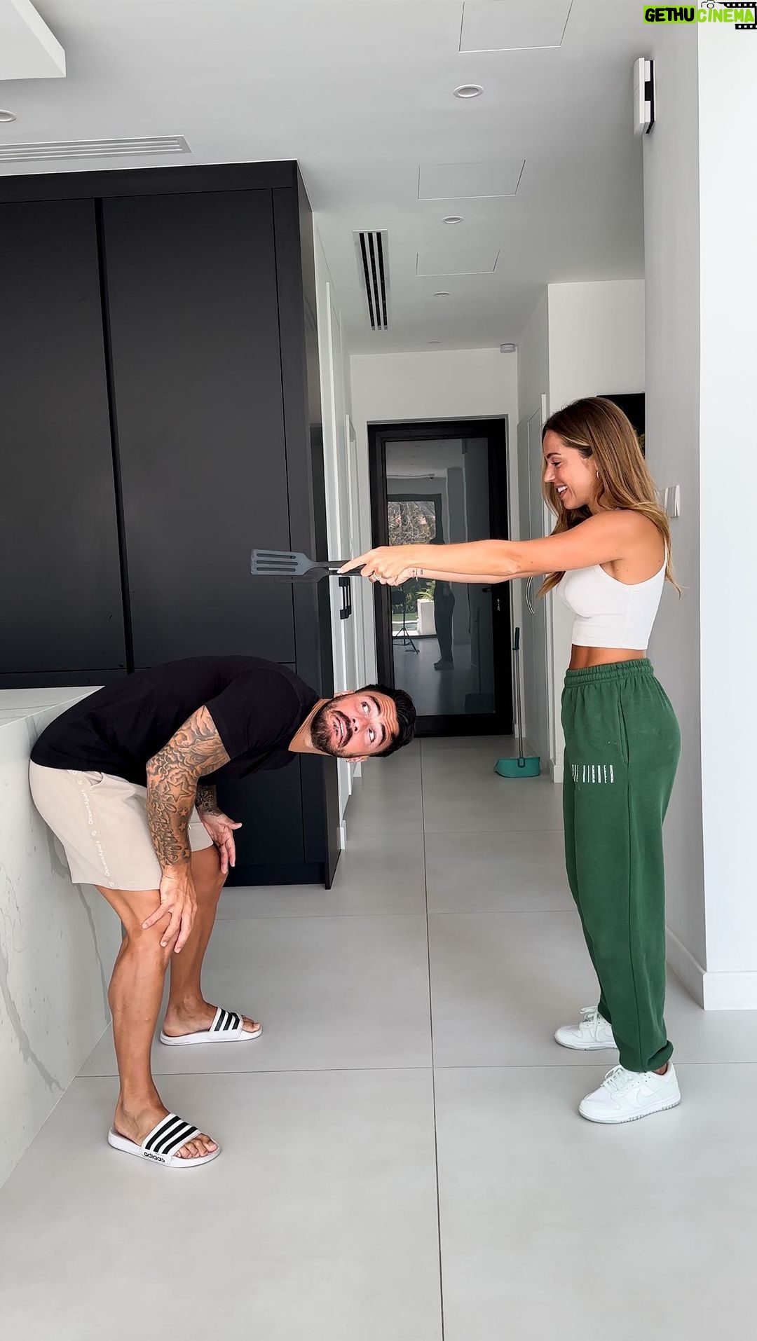 Maddy Burciaga Instagram - Petit jeu à faire à la maison qui peut vite partir en dispute 🤣 Identifie en commentaire la personne avec qui il faut absolument que tu joues !