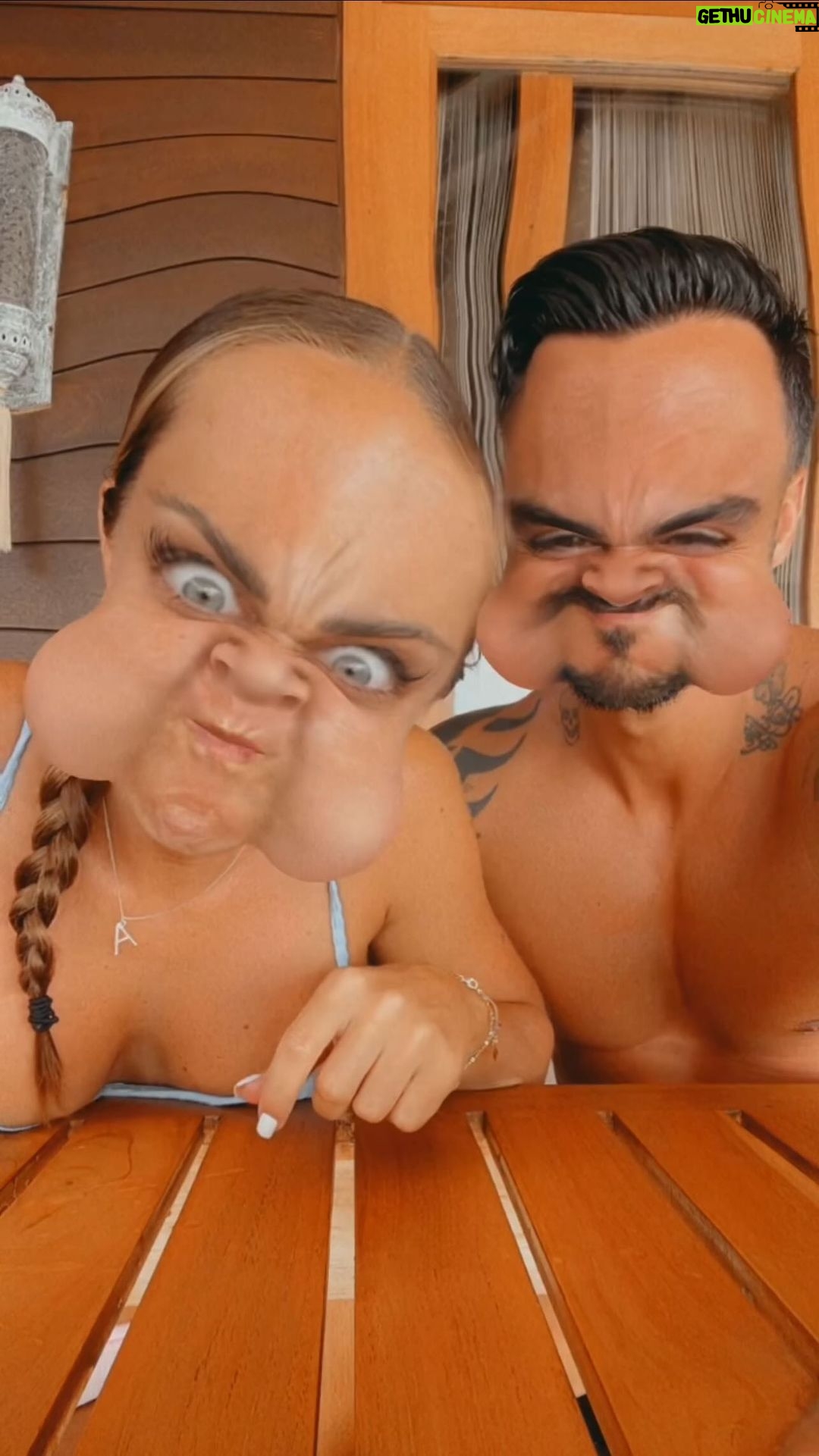 Maddy Burciaga Instagram - Voilà comment on s’occupe quand il pleut aux Maldives 🇲🇻 PS : la fin c’est cadeau 😂😂😭😭