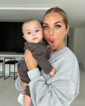 Maddy Burciaga Instagram - Petite journée au Mall, tellement contente qu’Andrea n’est plus ses crises RGO, c’est tellement bien de pouvoir sortir avec lui et profiter à fond de chaque moment maintenant qu’il va mieux 🥰 Je l’aime tellement 🥹

Ma Tenue complète vient de chez @sheinfrance_ ☺️ Profitez de mon code 👉🏽 MADDY23 valable sur tout le site ❤️#SHEINforall #sponsorise #sheinwintersale