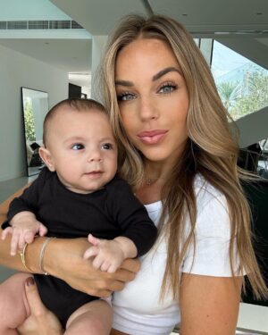 Maddy Burciaga Instagram - Avec mon petit Coquin 👶🏻❤️
Vous trouvez qu’il commence à me ressembler ? 🙊 en tous cas c’est un sacré charmeur 😏