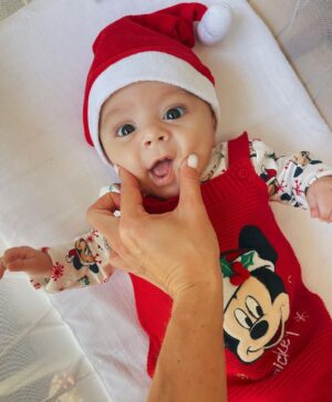 Maddy Burciaga Instagram - Joyeux Noel a Tous ❤️🎅🏼
Notre plus beau cadeau c’est TOI…👶🏻
Trop d’amour pour ce petit Papa Noël 🥺