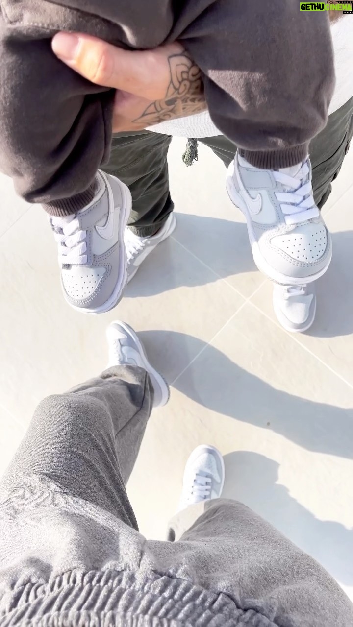 Maddy Burciaga Instagram - 👟🎁 CONCOURS SNEAKERS - 3 GAGNANTS 🎁👟 Avec @Limited_resell on vous fait gagner la même paire de Nike Dunk dans la pointure de votre choix (17 à 48.5) ✨ Pour participer ☑️ - Follow @limited_resell et @maddyburciaga - Like le post - Tag 2 amis en commentaire BONUS : Repost cette photo en story en nous identifiant ❣️ Tirage au sort le 08/12 à 20h, les gagnants seront annoncés sur le post. PS : J’ai pensé à vous pour les cadeaux de noël, profitez de 15€ offerts sur votre commande Limited Resell avec mon code : MADDY15 🎅🏼
