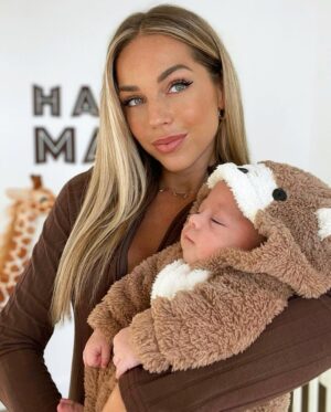 Maddy Burciaga Instagram - Mon Pti Ourson 🧸
Je le bouffe dans cet ensemble 🥹
-
Sa combi et la mienne viennent de chez @sheinfrance_ ✨
Jusqu’a -85% pour le Black Friday + mon code MADDY22 ☺️ #SHEINblackfriday #sponsorise
