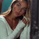 Maddy Burciaga Instagram - Maddy x Jewel Candle 🕯️ Je vous présente ma Bougie Hivernale en Co-creation avec @jewelcandlefr 🤍 Parfum de fleurs Monoi, Gardénia, Noix de Coco et Touche de Santal 🥰 A l’intérieur se trouve une paire de boucles d’oreilles en Argent 925 💎 Idée cadeau de Noël ? profitez en, elle est à -40% sur le site dans la Collection Christmas, il suffit de l’ajouter au panier pour que la réduction s’applique ♥️🎅🏼 #Publicite Paris,France