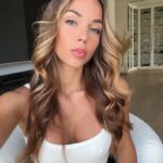 Maddy Burciaga Instagram - Une des questions qui me revient le plus c’est comment je fais mes ondulations au quotidien ✨ Je vous ai fais une vidéo tout simplement avec l’utilisation de mon fer à lisser 😁 #tuto #hair