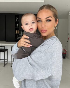Maddy Burciaga Instagram - Petite journée au Mall, tellement contente qu’Andrea n’est plus ses crises RGO, c’est tellement bien de pouvoir sortir avec lui et profiter à fond de chaque moment maintenant qu’il va mieux 🥰 Je l’aime tellement 🥹

Ma Tenue complète vient de chez @sheinfrance_ ☺️ Profitez de mon code 👉🏽 MADDY23 valable sur tout le site ❤️#SHEINforall #sponsorise #sheinwintersale