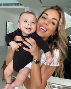 Maddy Burciaga Instagram - Avec mon petit Coquin 👶🏻❤️
Vous trouvez qu’il commence à me ressembler ? 🙊 en tous cas c’est un sacré charmeur 😏