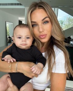 Maddy Burciaga Instagram - Avec mon petit Coquin 👶🏻❤️ Vous trouvez qu’il commence à me ressembler ? 🙊 en tous cas c’est un sacré charmeur 😏 Dubai, United Arab Emirates