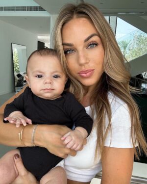 Maddy Burciaga Instagram - Avec mon petit Coquin 👶🏻❤️
Vous trouvez qu’il commence à me ressembler ? 🙊 en tous cas c’est un sacré charmeur 😏
