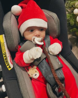 Maddy Burciaga Instagram - Joyeux Noel a Tous ❤️🎅🏼
Notre plus beau cadeau c’est TOI…👶🏻
Trop d’amour pour ce petit Papa Noël 🥺
