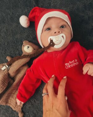 Maddy Burciaga Instagram - Joyeux Noel a Tous ❤️🎅🏼
Notre plus beau cadeau c’est TOI…👶🏻
Trop d’amour pour ce petit Papa Noël 🥺