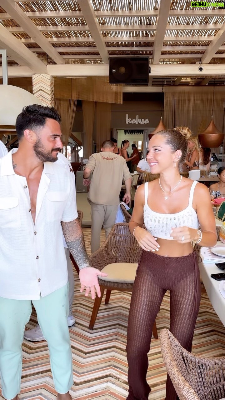 Maddy Burciaga Instagram - 1 an plus tard nous y revoilà sans Andrea dans le ventre cette fois 😂 Ps : Benji et la danse c’est toujours pas ça 😅💃🏼🕺🏻 Mykonos