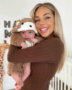 Maddy Burciaga Instagram - Mon Pti Ourson 🧸
Je le bouffe dans cet ensemble 🥹
-
Sa combi et la mienne viennent de chez @sheinfrance_ ✨
Jusqu’a -85% pour le Black Friday + mon code MADDY22 ☺️ #SHEINblackfriday #sponsorise