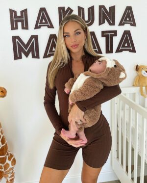 Maddy Burciaga Instagram - Mon Pti Ourson 🧸
Je le bouffe dans cet ensemble 🥹
-
Sa combi et la mienne viennent de chez @sheinfrance_ ✨
Jusqu’a -85% pour le Black Friday + mon code MADDY22 ☺️ #SHEINblackfriday #sponsorise