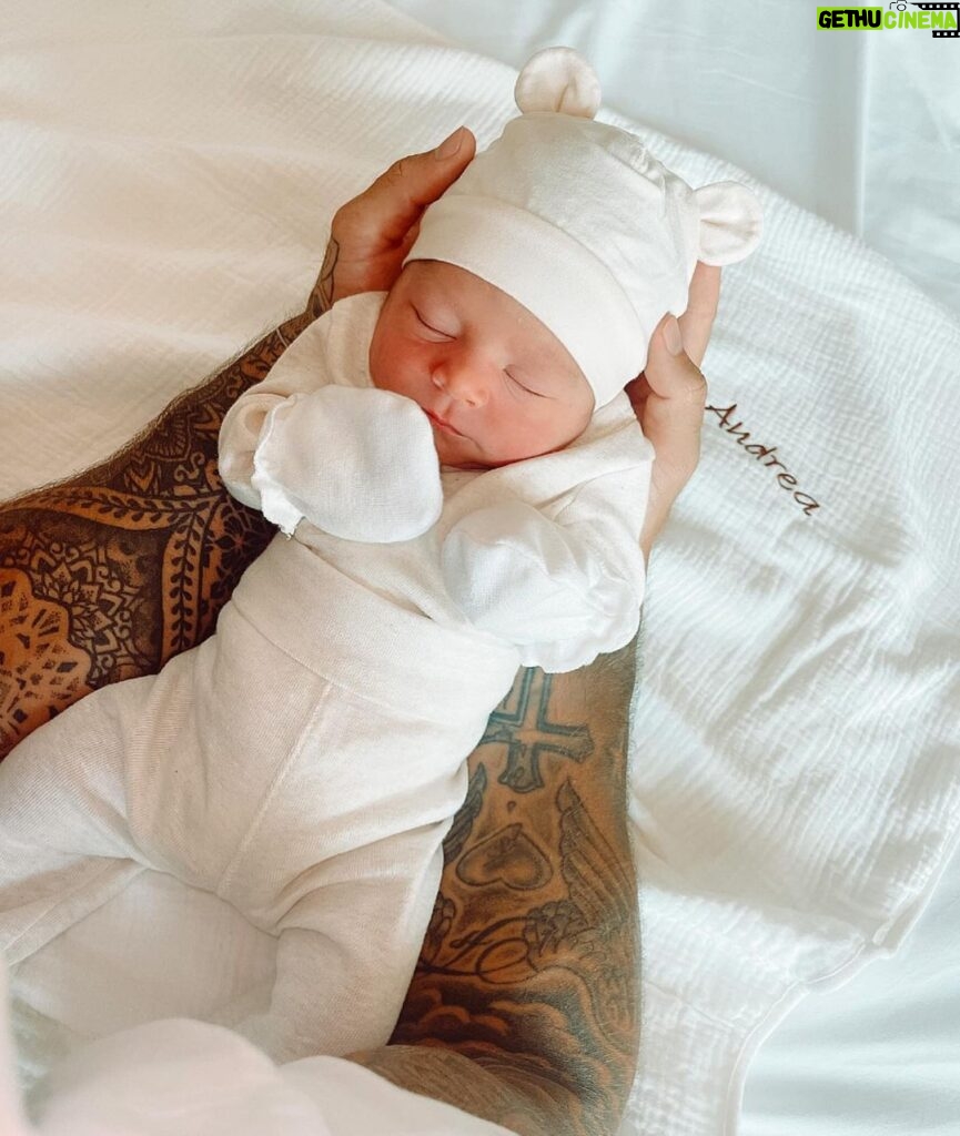 Maddy Burciaga Instagram - 30.09.2022 👶🏻 Andrea Samat 👶🏻 Les Premières Minutes avec Notre Fils… Le plus beau jour de notre Vie ❤️🙏🏼 Emirate of Dubai