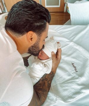 Maddy Burciaga Instagram - 30.09.2022 👶🏻 Andrea Samat 👶🏻
Les Premières Minutes avec Notre Fils… Le plus beau jour de notre Vie ❤️🙏🏼