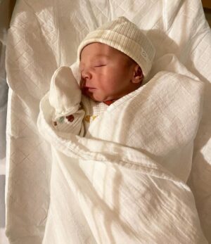 Maddy Burciaga Instagram - 30.09.2022 👶🏻 Andrea Samat 👶🏻
Les Premières Minutes avec Notre Fils… Le plus beau jour de notre Vie ❤️🙏🏼