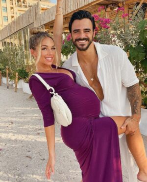 Maddy Burciaga Instagram - 25/09/2022 ❤️ 2 ans d’Amour, de Rires, de Bonheurs, de Projets… il y a 1 an on accueillait Maya 🐶 on s’est marié 💍 et dans quelques jours notre Fils montrera le bout de son nez 👶🏻 Quand on rencontre la bonne personne tout est si simple… I ❤️ YOU