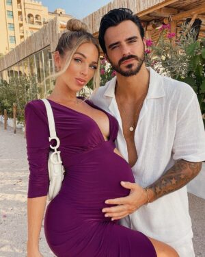 Maddy Burciaga Instagram - 25/09/2022 ❤️ 2 ans d’Amour, de Rires, de Bonheurs, de Projets… il y a 1 an on accueillait Maya 🐶 on s’est marié 💍 et dans quelques jours notre Fils montrera le bout de son nez 👶🏻 Quand on rencontre la bonne personne tout est si simple… I ❤️ YOU
