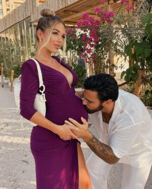 Maddy Burciaga Instagram - 25/09/2022 ❤️ 2 ans d’Amour, de Rires, de Bonheurs, de Projets… il y a 1 an on accueillait Maya 🐶 on s’est marié 💍 et dans quelques jours notre Fils montrera le bout de son nez 👶🏻 Quand on rencontre la bonne personne tout est si simple… I ❤️ YOU