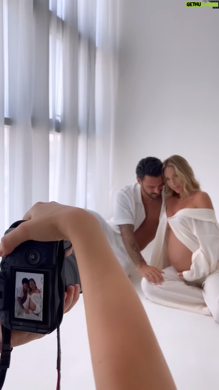 Maddy Burciaga Instagram - Backstage Shooting Grossesse🤰🏼 Hate de vous montrer le résultat, on a voulu immortaliser les derniers moments avant l’arrivée de bebe 👶🏻🤍 #35sa