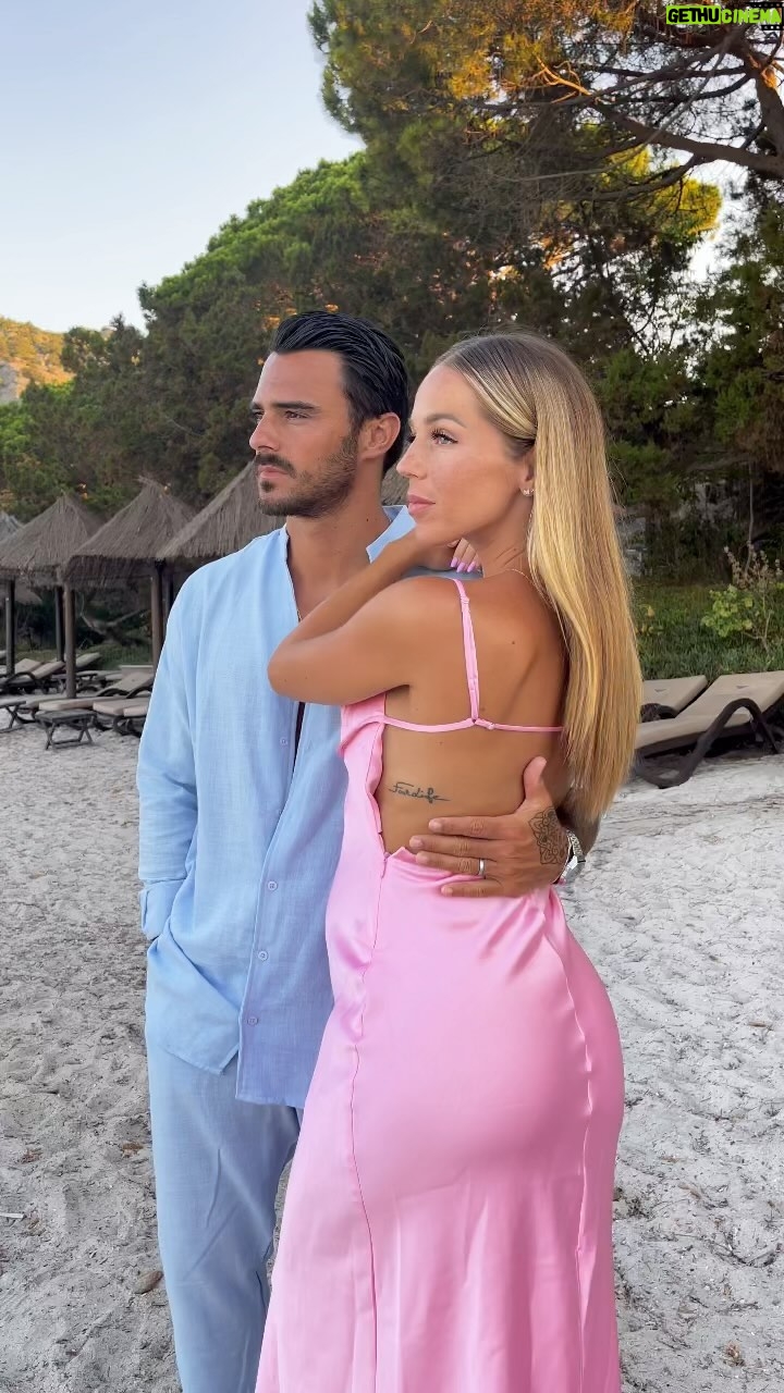 Maddy Burciaga Instagram - Dernieres Vacances en Amoureux 💞 Bientôt nous serons 3 🙏🏼👶🏻 Plage de Santa-Giulia