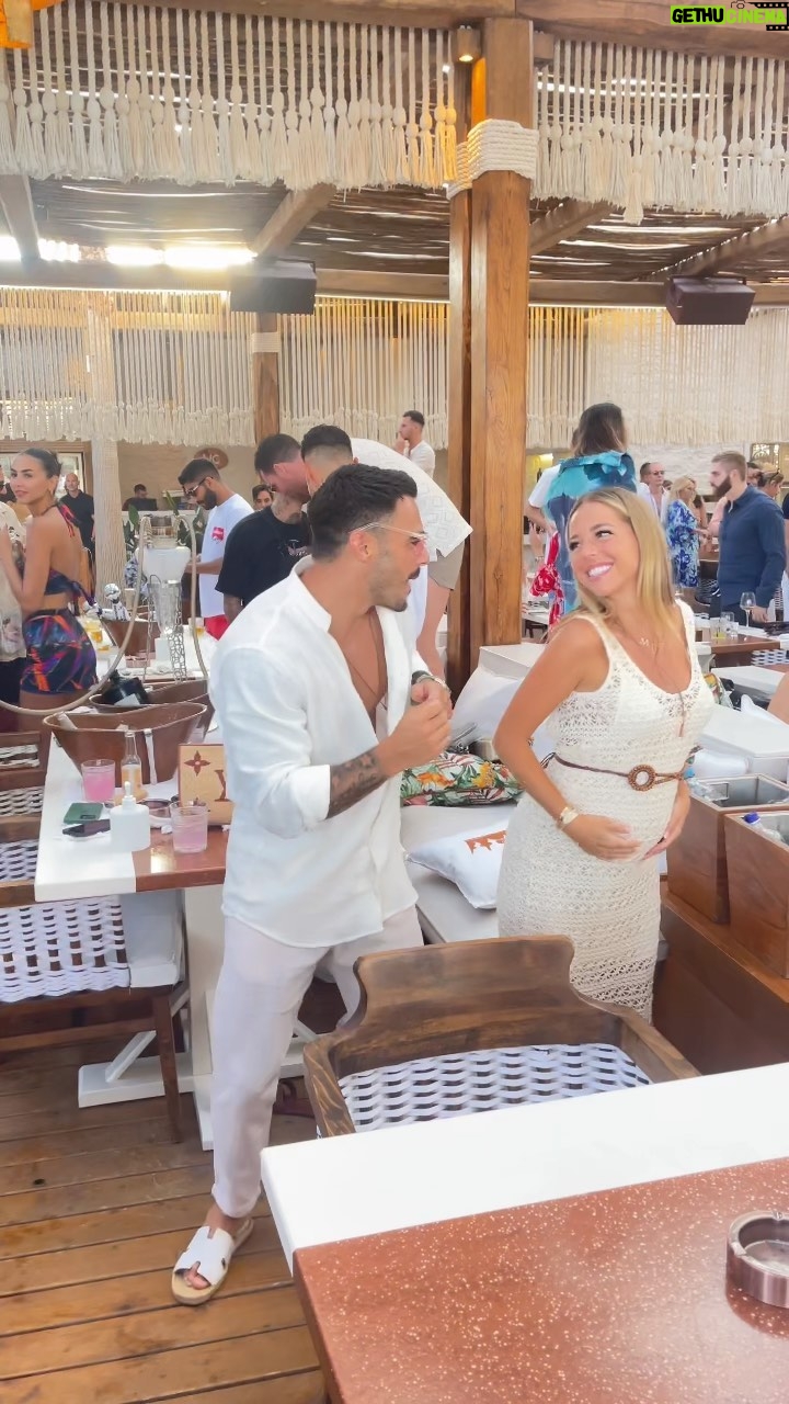Maddy Burciaga Instagram - Quand tu lui dis fais comme moi @benji_samat 😂🎉 Mykonos