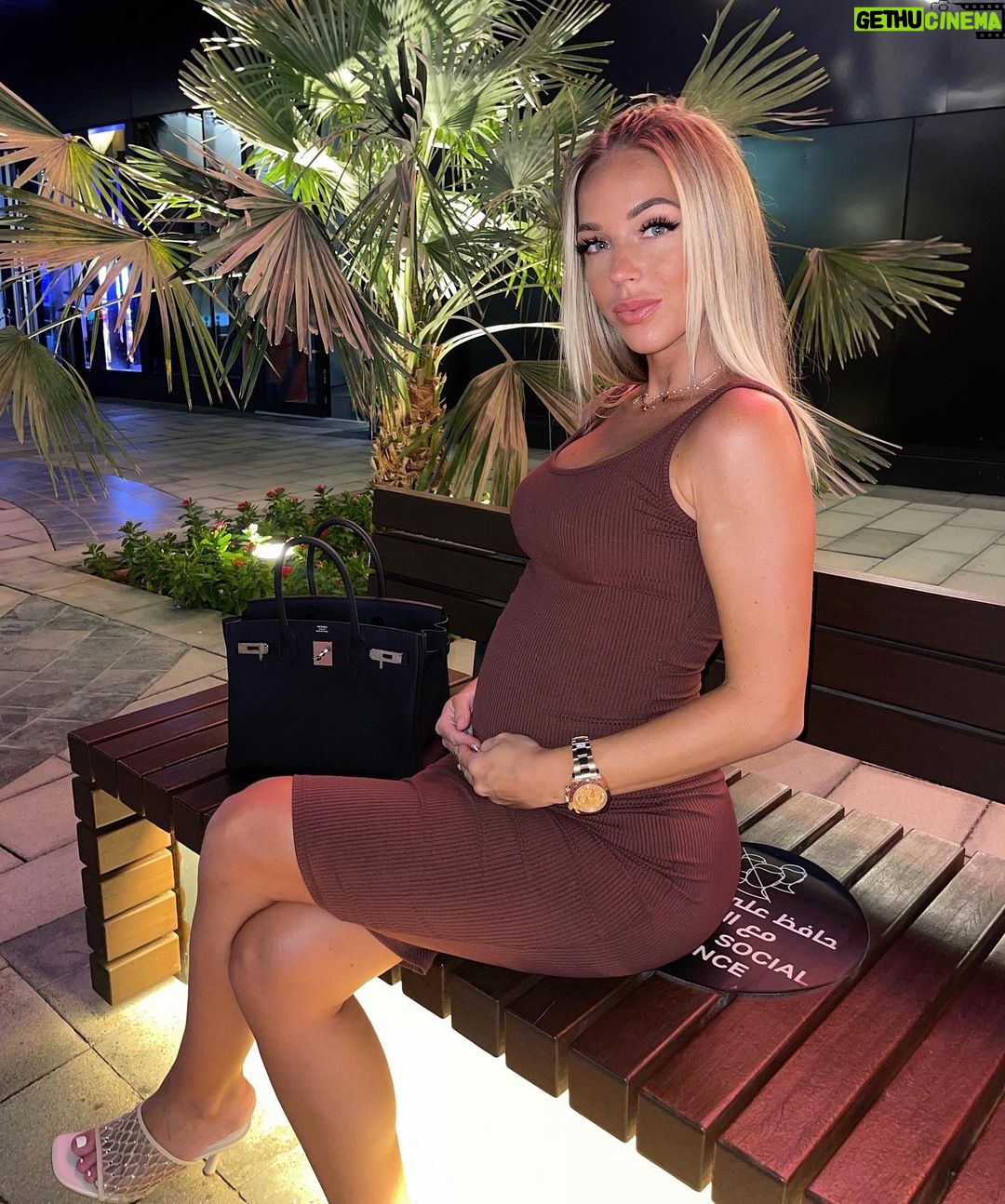 Maddy Burciaga - 312K Likes - #20weekspregnant 🤍
Je suis officiellement a la moitié de ma grossesse, je sens enfin bébé bouger et je peux vous dire qu’il est déjà bien agité surtout le Soir 👶🏻😅
Et vous les Futurs Mamans vous en êtes ou ? 🤰🏼❤️