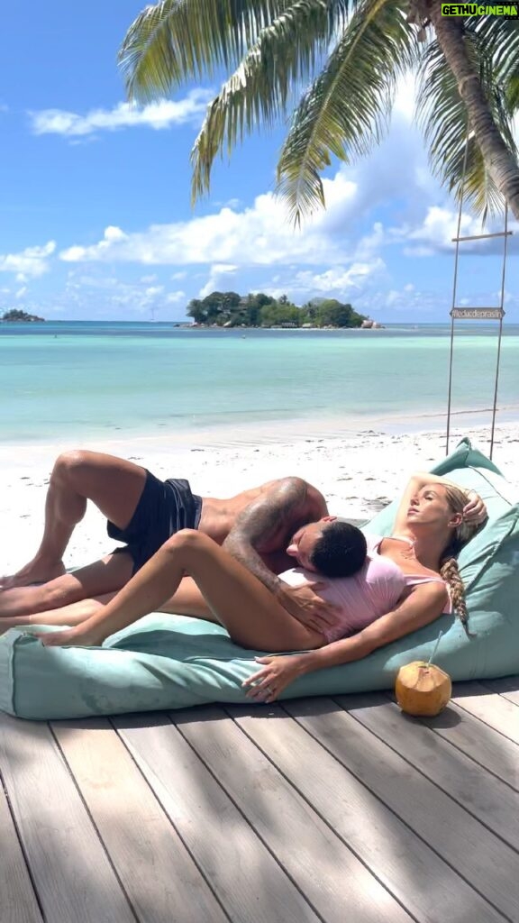 Maddy Burciaga Instagram - En attendant l’arrivée du petit prince 👶🏻 On chill ☺️🌴 Seychelles
