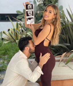 Maddy Burciaga Instagram - BABY SAMAT is Coming ❤️🤰🏼 Nous sommes heureux de vous annoncer que nous serons bientot 3 🥺👶🏻 Nos Rêves se realisent un peu plus chaque jour… Je T’aime plus que tout et j’ai tellement hâte qu’on devienne futur Papa & Maman 🥰 #babyiscoming #pregnant #14sa