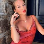 Maddy Burciaga Instagram - 💃🏼 Ma robe vient de chez @sheinfrance_ Reference : 15540483 #FirstDayVibes #backtoschool La collection pour la rentrée est arrivée foncez !! Avec le code 23MADDY vous avez -15% à partir de 29 d’achats ou -20% des 69 d’achats ❤️ #SHEINpartner