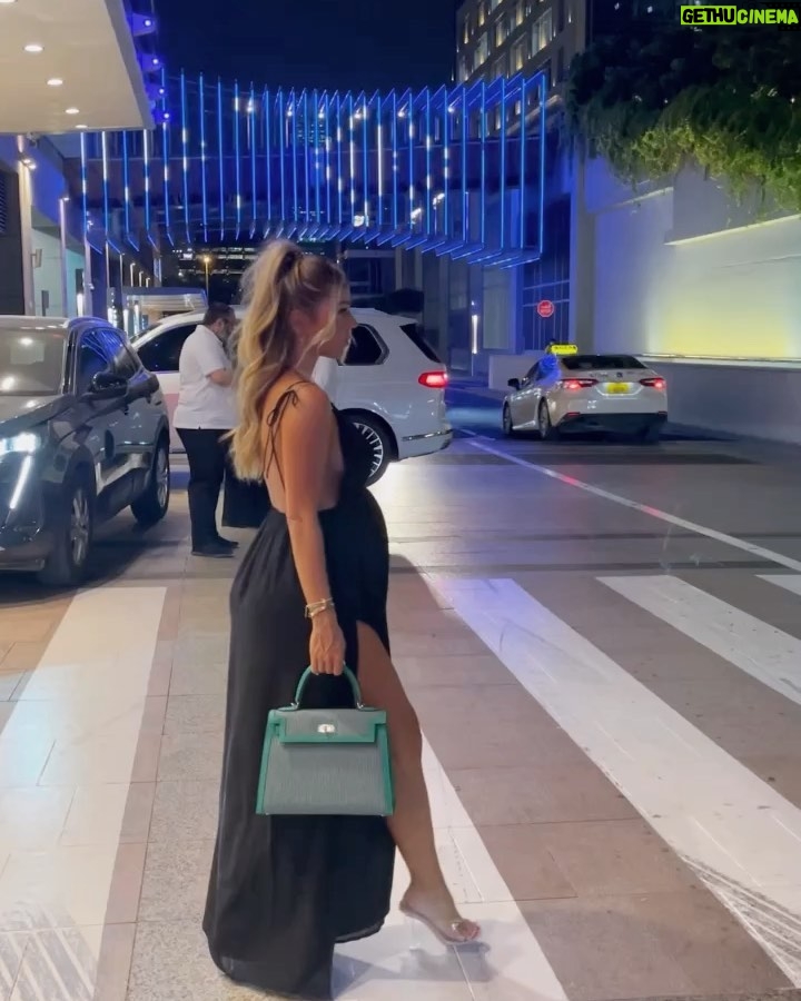 Maddy Burciaga Instagram - It’s My Birthday 🎂 Petit Resto avec mon Cheri ce Soir 🇦🇪 Cette année je le fête loin de ma famille et mes amis mais pour accueillir prochainement le plus beau des cadeaux pour mes 29 ans 👶🏻🙏🏼 Merci a tous pour vos messages ❤️ Dubai, United Arab Emiratesدبي