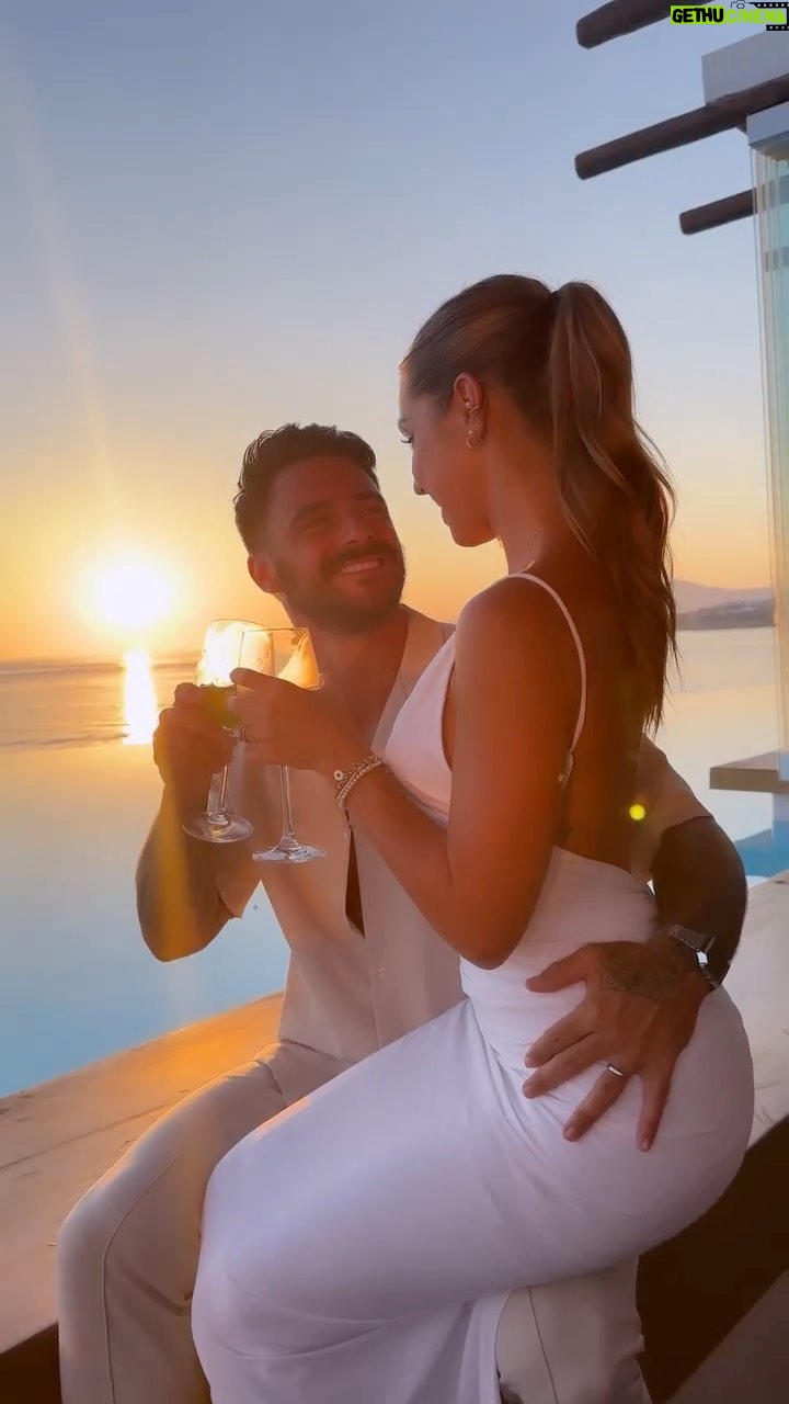 Maddy Burciaga Instagram - Voyager avec toi aux 4 coins du Monde 🫶🏼🤍 Mykonos