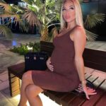 Maddy Burciaga Instagram - #20weekspregnant 🤍 Je suis officiellement a la moitié de ma grossesse, je sens enfin bébé bouger et je peux vous dire qu’il est déjà bien agité surtout le Soir 👶🏻😅 Et vous les Futurs Mamans vous en êtes ou ? 🤰🏼❤️ Dubai, United Arab Emiratesدبي