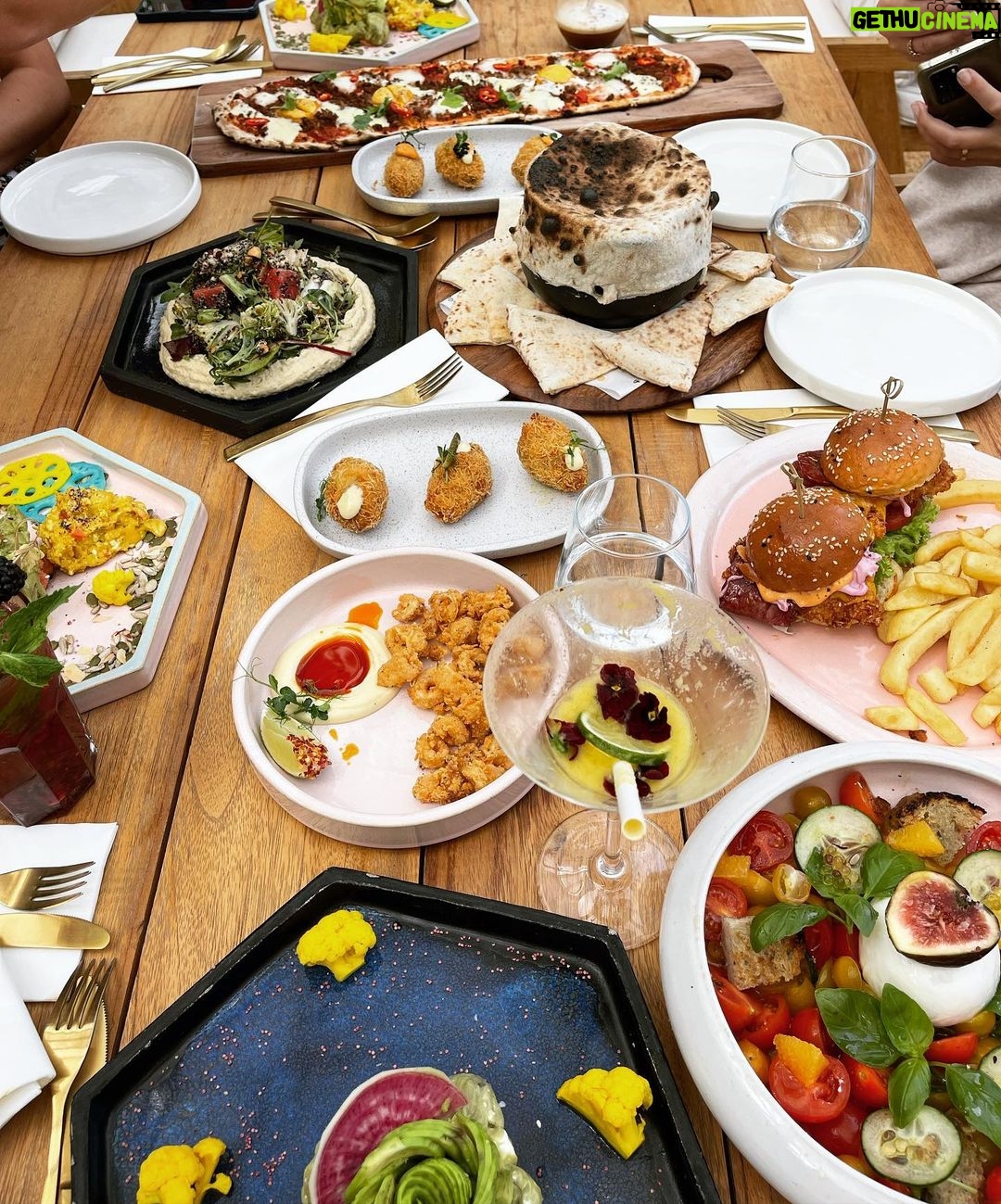 Maddy Burciaga Instagram - Lunch with Girl’s 🍔🥑🍕 Dubai, United Arab Emiratesدبي