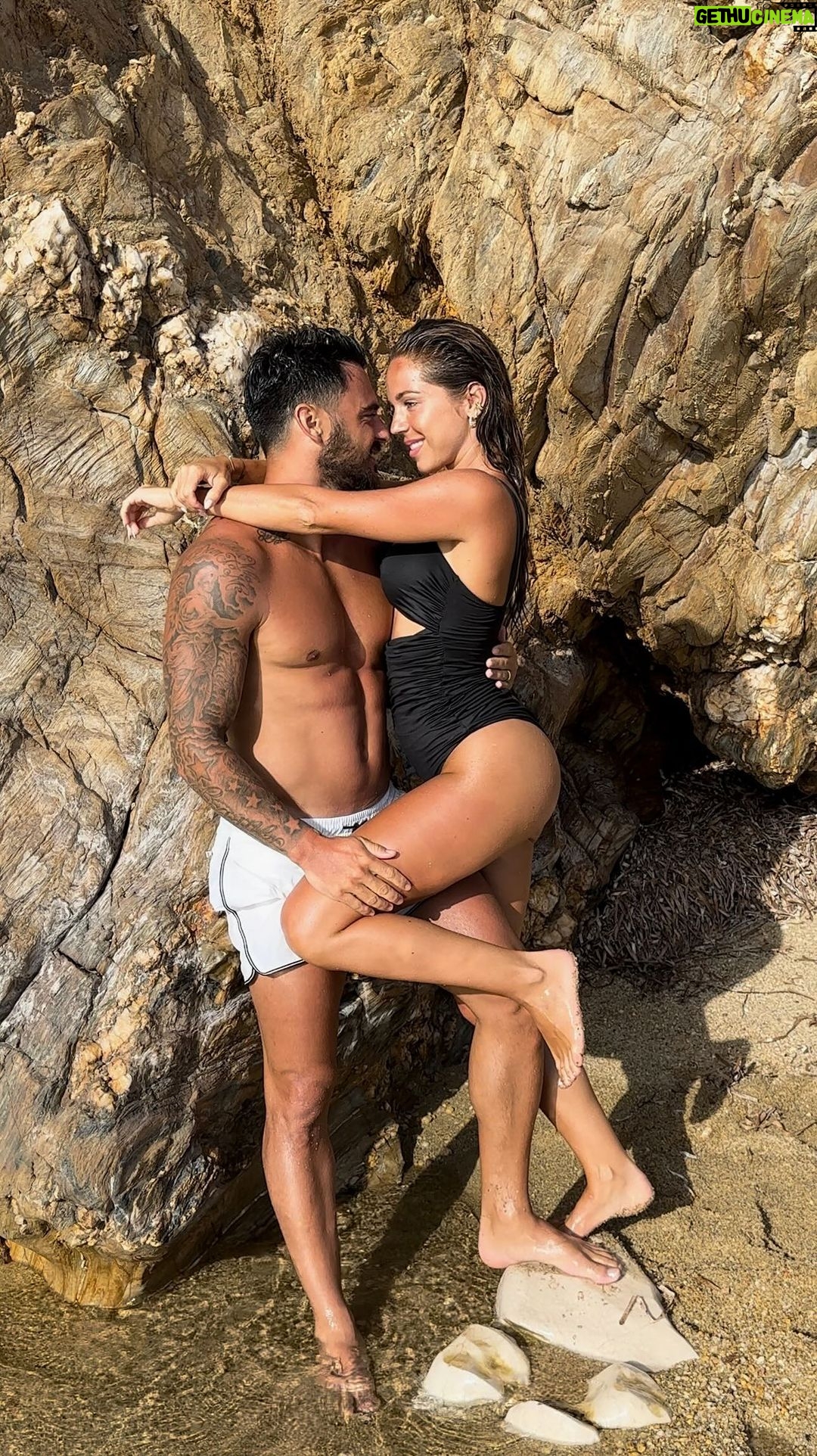 Maddy Burciaga Instagram - Sur La Plage Abandonnée… Coquillages et on se fait piquer 😂🐝 Île De Porquerolles