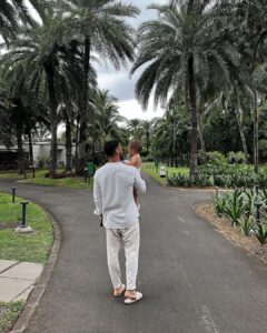 Maddy Burciaga Instagram - Welcome to Mauritius 🇲🇺 1 2 3 c’est nous 🫶🏼 4 : Un peu Soif 🍎 5 : Mamaaaan ♥️ 6 : Visite avec Papa 🌴 7 : Bananaaa 🍌 + fou rire d’Andrea 😂 Maradiva Villas Resort & Spa