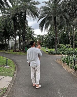 Maddy Burciaga Instagram - Welcome to Mauritius 🇲🇺
1 2 3 c’est nous 🫶🏼
4 : Un peu Soif 🍎
5 : Mamaaaan ♥️
6 : Visite avec Papa 🌴
7 : Bananaaa 🍌 + fou rire d’Andrea 😂
